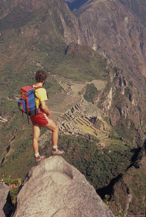 Niclevicz no alto do Huayna Picchu  no Peru  em 1985. (foto: Divulgação)