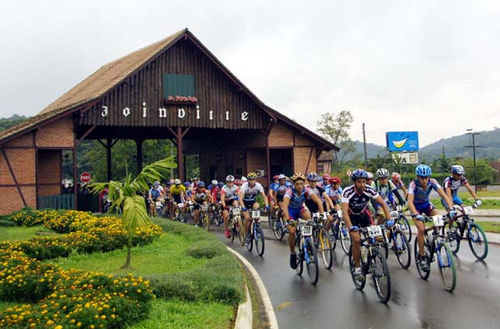 Volta a Santa Catarina é uma das provas de resistência do calendário 2003. (foto: Luiz Doro Neto / FCC)