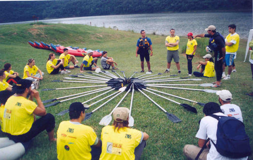 Alunos recebem instrução sobre canoagem. (foto: Divulgação)