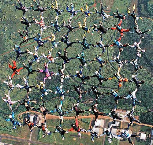 É recorde: 64 pára-quedistas brasileiros formam um diamante a seis mil pés. (foto: Eduardo Prince Ferraiuolo)