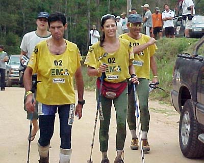 Equipe Lontra Radical (Vítor  Sabrina e Luís Antônio) durante a EMA 2000; é a primeira corrida em território estrangeiro. (foto: Lígia Nunes)