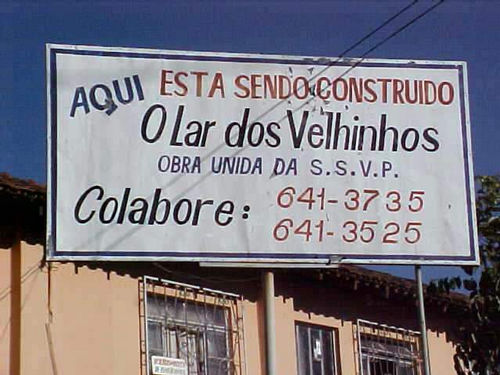 Cartaz sobre as obras do Asilo dos Velhinhos  em Santa Luzia (MG). (foto: Divulgação Copa Ametur)