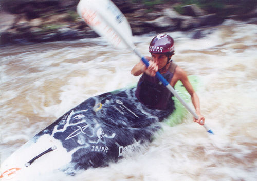 Roberta foi a primeira mulher do Brasil convocada para o Mundial de kaiak-surf 2003. (foto: Arquivo pessoal)