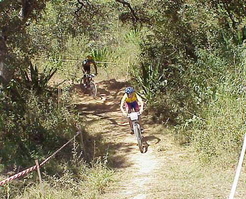 Pedalar sempre pela trilha é fundamental. (foto: Jorge Nicola/ Webventure)