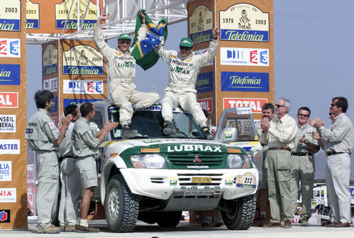 Lourival Roldan (esq) e Klever Kolberg (dir) no pódio do Dakar 2003 (foto: Ricardo Ribeiro / VipComm)