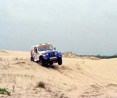 A dupla brasileira Varela e Fadigatti: mais Brasil no Dakar 2001 (foto: Divulgação)