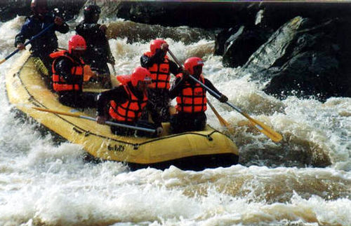 Seqüência mostra a descida no rio das Antas  sede do Brasileiro de rafting 2003. (foto: Divulgação)