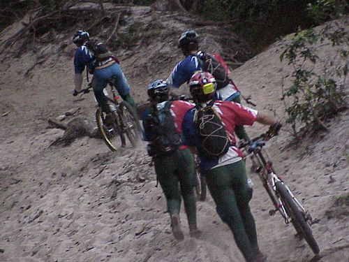 Equipe Oskalunga no trecho de bike na Lapa da Sucupira (foto: Camila Christianini/Webventure)