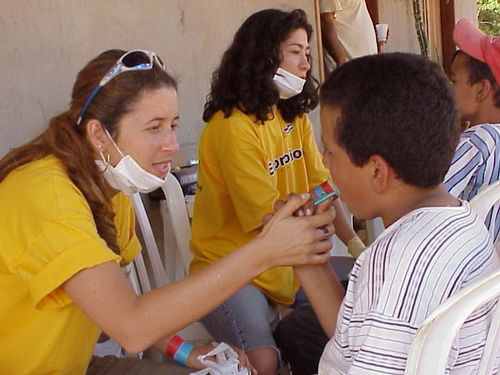 As dentistas Danielle e Fernanda na ação social do Ecomotion (foto: Camila Christianini/Webventure)