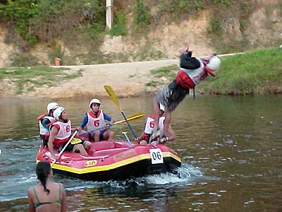 Festa ao fim da etapa: atleta da Montana Paraithynga comemora com salto no Paraibuna (foto: Luciana de Oliveira)