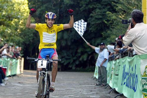 Após pouco mais de 9h de pedal  Albert Morgen recebe a bandeirada e conquista o bi  (foto: Luiz Doro / @Doro Fotos)