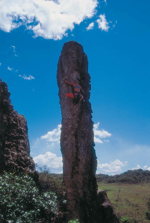 Mara Souza escalando a via Carcunda. (foto: Arquivo pessoal)