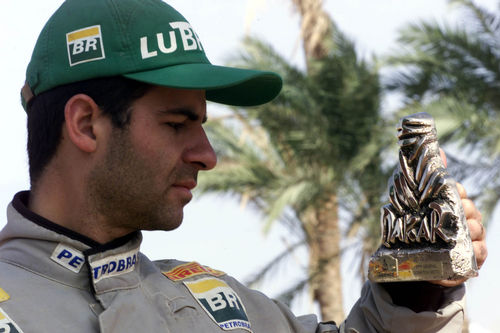 Jean Azevedo olha troféu do Dakar 2003 (foto: Ricardo Ribeiro / VipComm)