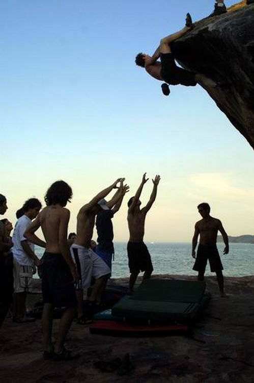 Boulder Cabrón  na praia de Fortaleza  que foi o cenário do evento. (foto: Tom Papp)