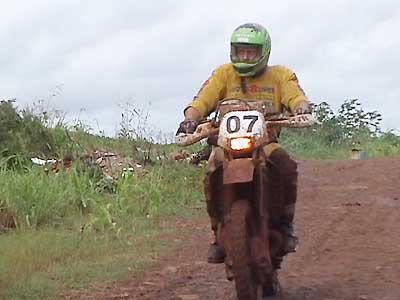 Piloto na trilha; das 68 participantes somente 32 motos completaram a prova. (foto: Divulgação)