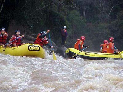 Equipes pegando os botes e partindo para o rafting (foto: Débora de Cássia)