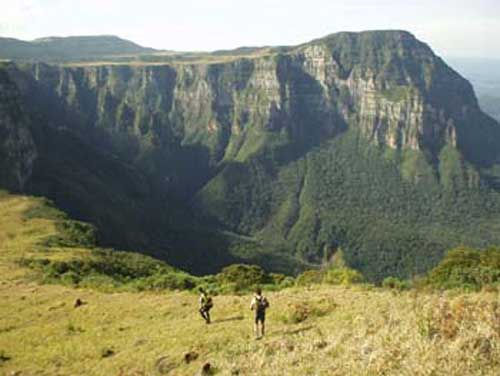 Canyons da região do rio Espraiado  em Urubici (SC). (foto: Baró/aventura.info)