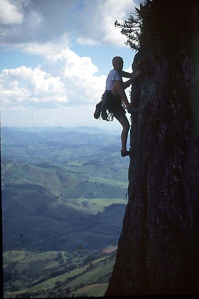 Pedra do Baú: escaladores sofrem com atuação indiscriminada de empresas (foto: Tom Papp)