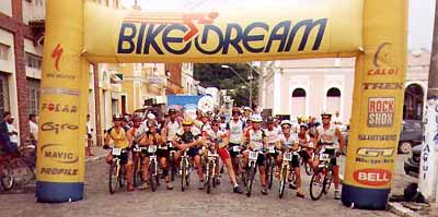 Largada para a 2ª etapa; bikers de São Paulo  Paraná e Santa Catarina participaram do evento. (foto: Divulgação)