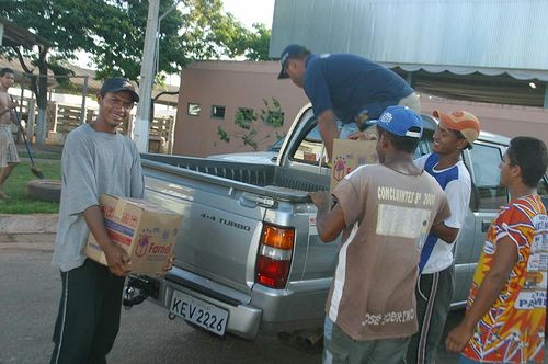 Distribuição de cestas básicas (foto: Donizetti Castilho)