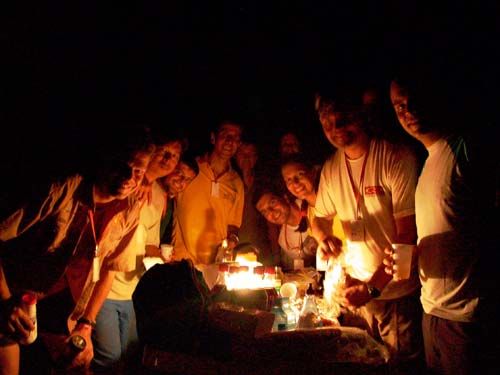 Turma da Expedition na fogueira. (foto: Bob Wollheim/www.webventure.com.br)