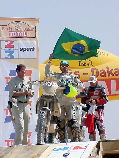 Bandeira do Brasil nas mãos do campeão em Dakar (foto: Ricardo Ribeiro/ ZDL/AE)