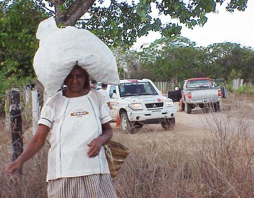 Contraste: as supermáquinas e a dura realidade sertaneja no percurso do Rally. (foto: Luciana de Oliveira / www.webventure.com.br)