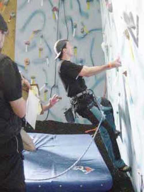 Dimitri inicia escalada na Masculino Acima de 30 anos. (foto: Arquivo Vertical Indoor)