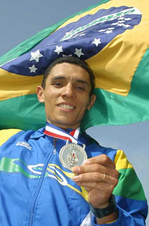 Edvando exibe medalha de prata conquistada em Santo Domingo. (foto: Wander Roberto/COB)