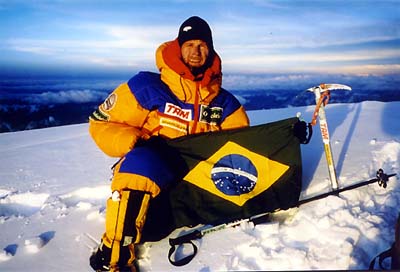 Niclevicz faz questão de mostrar a bandeira brasileira no fim do desafio (foto: Divulgação)