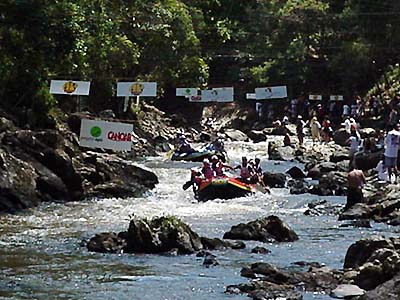 O nível do rio Juquiá exige técnica dos participantes (foto: Renato Cukier)