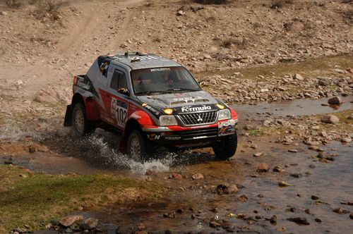 A bordo do Mitsubishi Strakar  Carlos Souza/Henri Magne são os atuais líderes do Mundial cross-country. (foto: Divulgação Por las Pampas Rally)