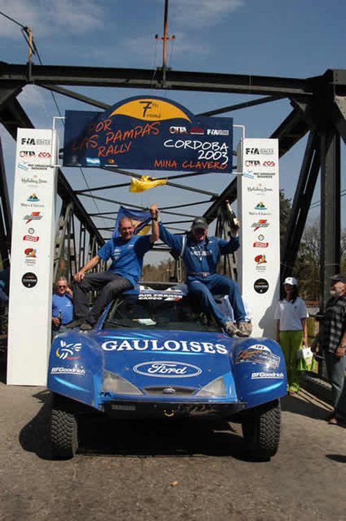 Schlesser (dir) e Lurquin na chegada a Santa Rosa de Calamuchita. (foto: Divulgação Por las Pampas Rally)