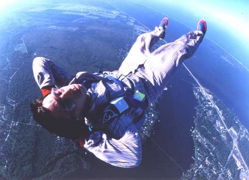 Sabiá durante um de seus saltos. (foto: Divulgação)