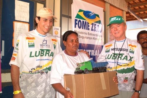 Da esq. para a dir.: Eduardo Abicair e Ary Kolberg entregam cesta básica em Goiânia (GO) (foto: Danielle Haydée)