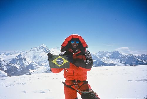 Paulo no cume do Cho Oyu; à esq  o Everest  a montanha mais alta do mundo. (foto: Arquivo pessoal)