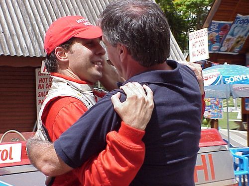 O piloto ganha abraço de Beto Gardano  da equipe Mitsubishi. (foto: Luciana de Oliveira / Webventure)