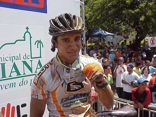 Odair Pereira  vencedor do Iron Biker 2003 com a medalha. (foto: Camila Christianini/Webventure)