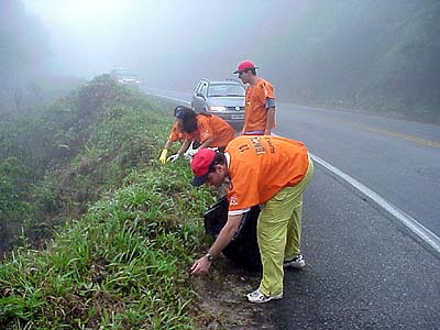 Equipes de apoio unindo forças para a limpeza da serra. (foto: Lígia Nunes)