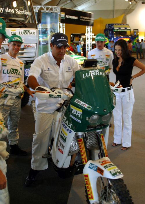 Montoya na moto de Jean Azevedo  no sambódromo (foto: VipComm/Divulgação)