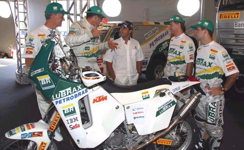 Montoya conversa com pilotos da equipe Petrobras Lubrax (foto: VipComm/Divulgação)