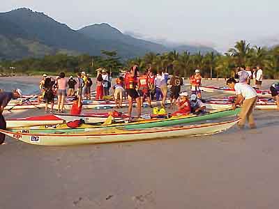 Equipes se preparam para a largada da penúltima etapa. (foto: Fábia Renata)