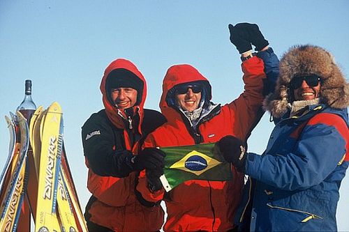 Júlio Fiadi (de vermelho) na chegada ao Pólo Norte. (foto: Arquivo pessoal)