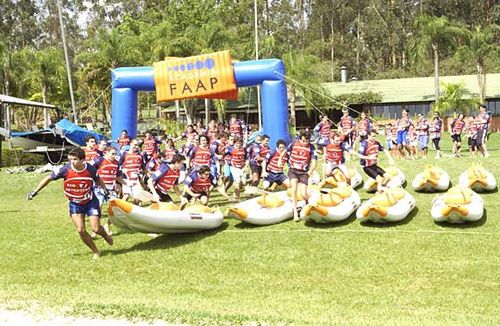 Alunos entram no rio para a canoagem em ducks. (foto: Faap/Divulgação)