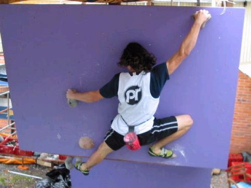 Vinícius Todero  o campeão da Master  durante escalada. (foto: Odilei Medeiro/Divulgação)