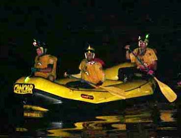 A segunda colocada  Lontra Radical  faz rafting noturno na chegada ao AT 05. (foto: Canoar Rafting  Expedições)