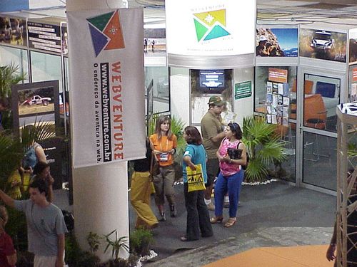 Estande do <i>Webventure</i> na Adventure Fair 2003. (foto: Luciana de Oliveira / Webventure)” /><br />
Estande do <i>Webventure</i> na Adventure Fair 2003. (foto: Luciana de Oliveira / Webventure)</div>
<p><b>Direto da Adventure Fair, em São Paulo</b> – O <b><i>Webventure</i></b> está esperando por você na maior feira de esportes e turismo de aventura da América Latina. Tendo participado de todas as cinco edições da Adventure Fair, neste ano o estande do portal está repleto de surpresas. Mais de mil brindes oferecidos pelos nossos parceiros serão sorteados na hora entre os que se cadastrarem em nosso estande. Todos os detalhes do evento serão registrados na nossa cobertura on line.</p>
<p><b>“Segurança na Aventura”</b> é o nosso lema nesta edição. No site, durante esta semana, está acontecendo a <a href=