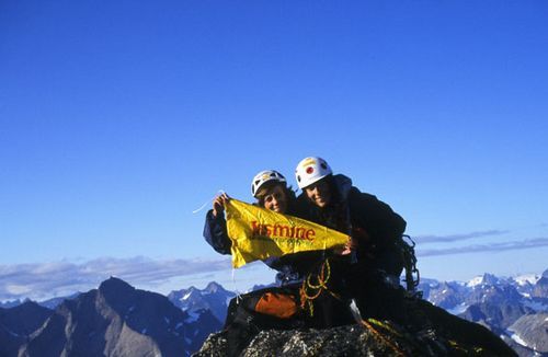 Roberta Nunes (esq)  ao lado da espanhola Cecília Buil  no cume do Thumbnail  na Antártica. (foto: Arquivo pessoal)