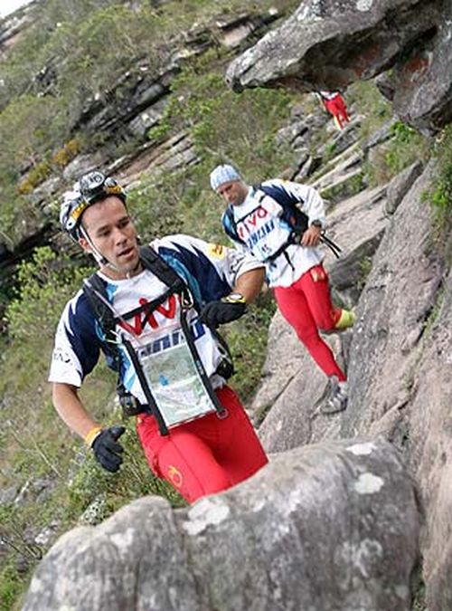 Atletas fazem trekking no primeiro dia da prova. (foto: Tico Utiyama)