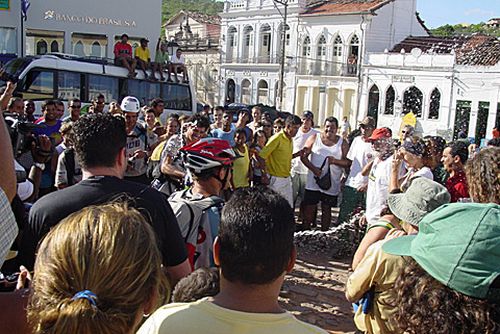 Multidão recebe a equipe Meridianoraid.com na praça central de Lençóis. (foto: Cris Degani)